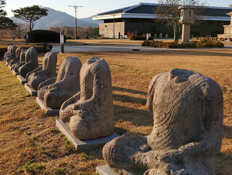 목없는부처님들